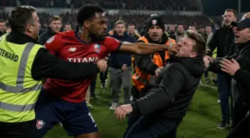 الدرجة الخامسة.. لاعب في الدوري الإنجليزي يسدد لكمة لمشجع!